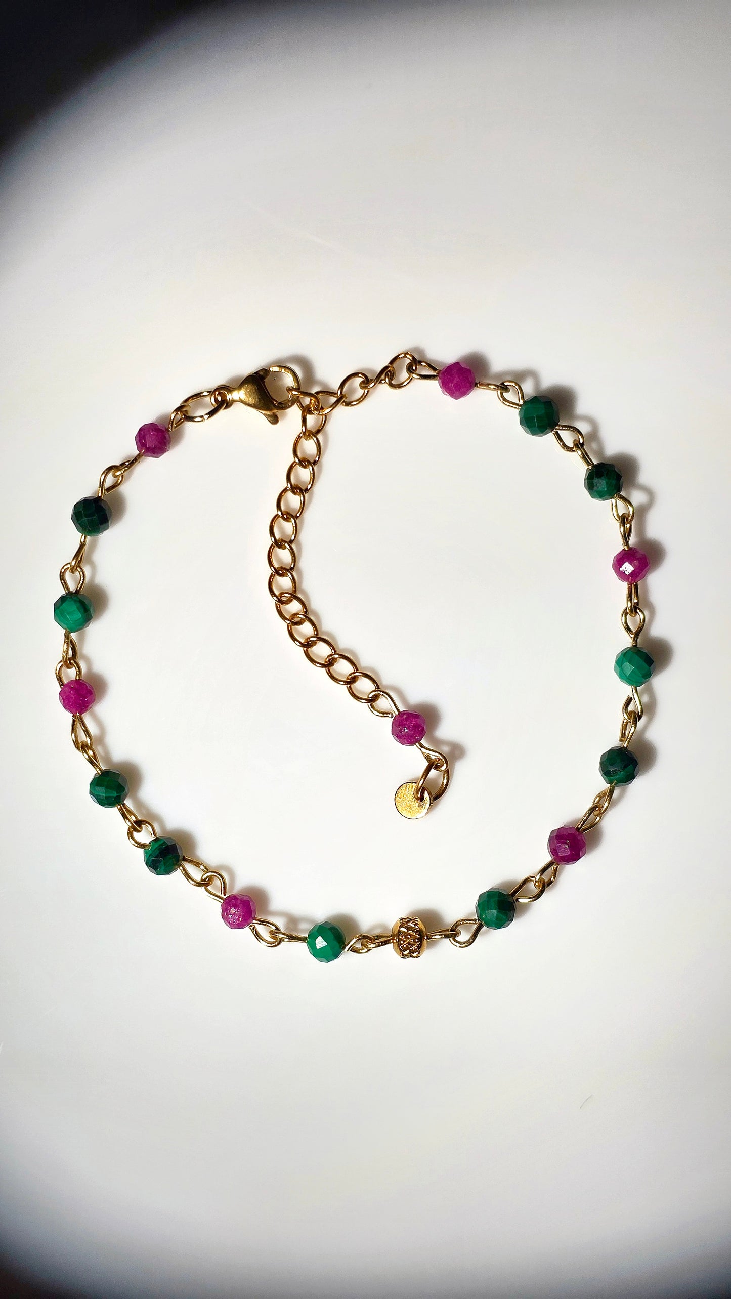 „Winter Ruby Forest“ – Rubin & Malachit Armband • 4 mm