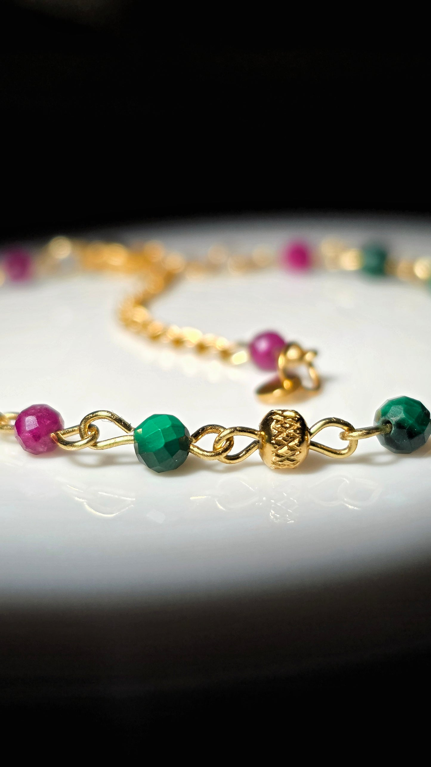 „Winter Ruby Forest“ – Rubin & Malachit Armband • 4 mm