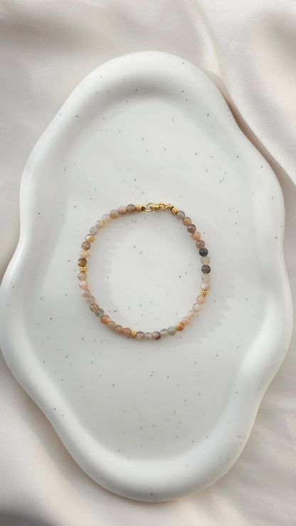 LUNAR GLOW · Edelstein Armband