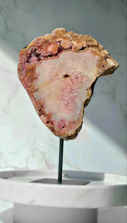 Pink Amethyst Slab auf Ständer aus Brasilien mit Glitzerdrusen