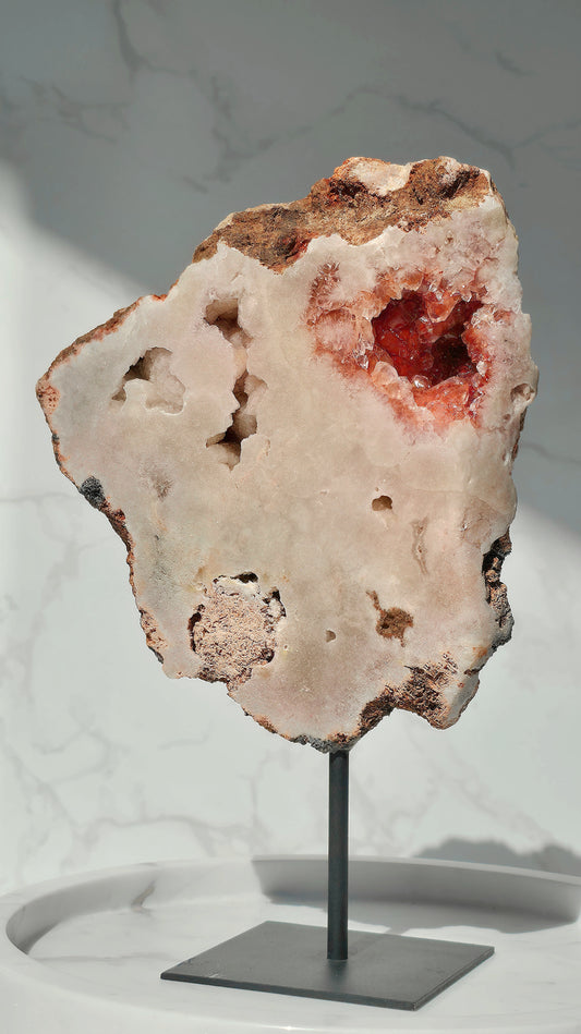 Pink Amethyst Slab auf Ständer aus Brasilien mit Glitzerdrusen