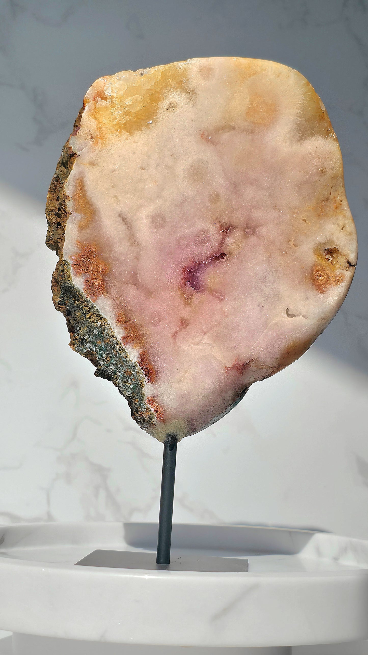 Pink Amethyst Slab auf Ständer aus Brasilien mit Glitzerdrusen