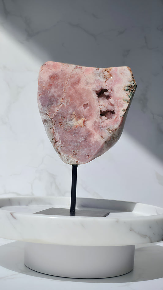 Pink Amethyst Slab auf Ständer aus Brasilien mit Glitzerdrusen