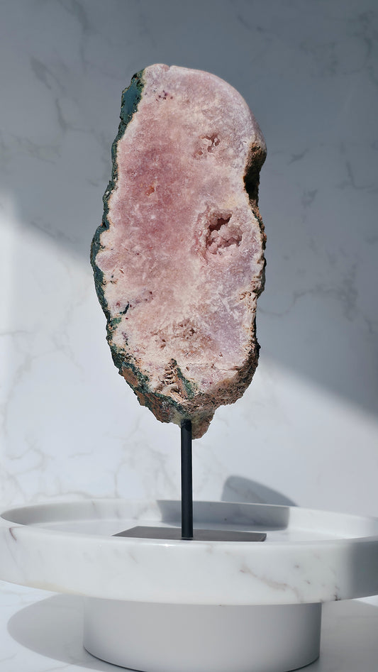 Pink Amethyst Slab auf Ständer aus Brasilien mit Glitzerdrusen