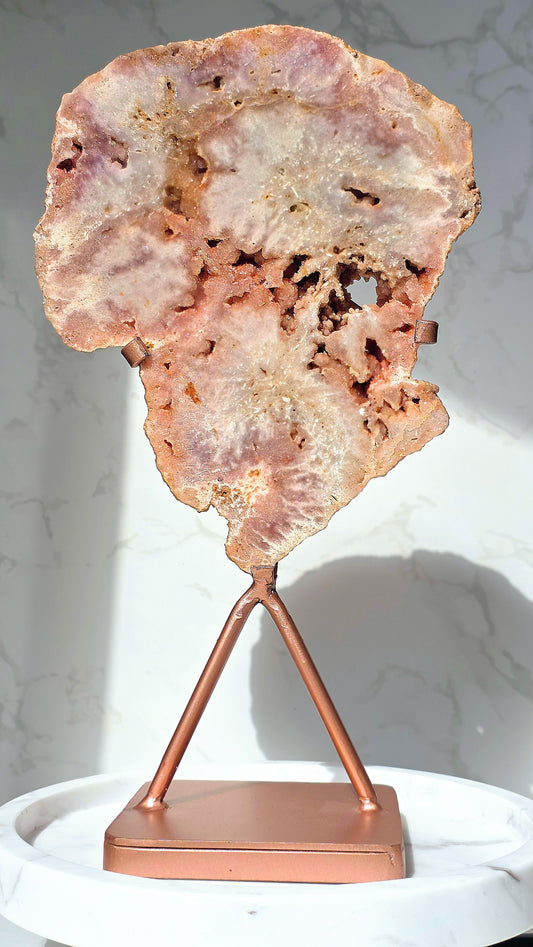 Pink Amethyst Slab auf Ständer aus Brasilien mit Glitzerdrusen