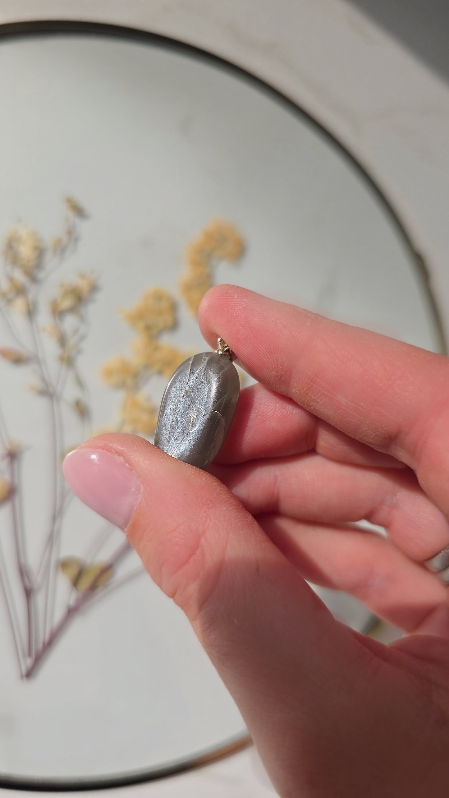 Grauer Mondstein Anhänger mit Silber-Flash