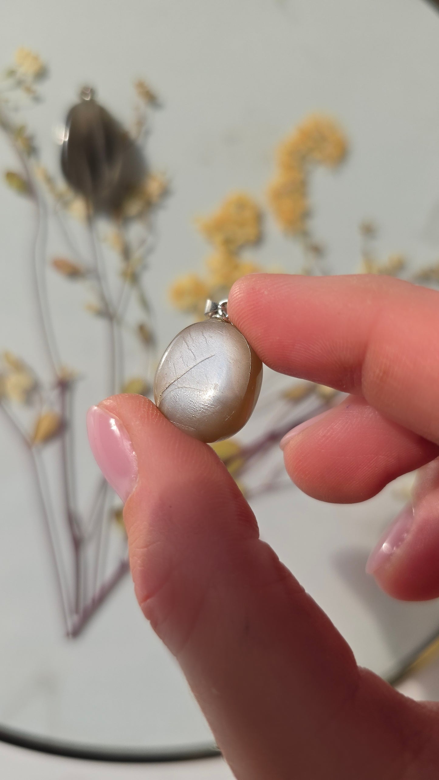 Grauer Mondstein Anhänger mit Silber-Flash