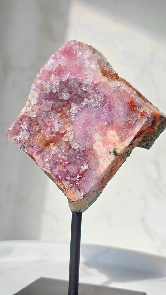 Pink Amethyst Slab auf Ständer aus Brasilien mit Glitzerdrusen