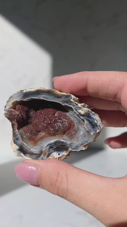 Rote Achat Quarz Geode aus Brasilien mit Glitzereffekt
