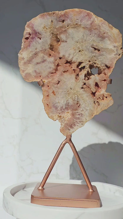 Pink Amethyst Slab auf Ständer aus Brasilien mit Glitzerdrusen