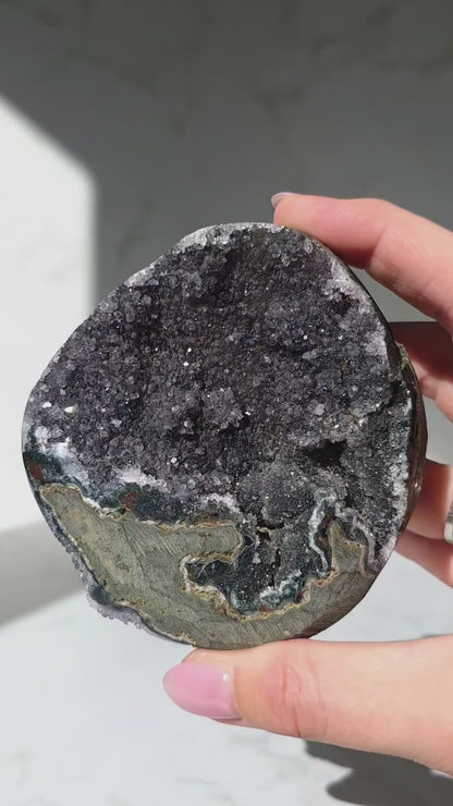 Schwarzer Amethyst Freiform mit Glitzereffekt aus Brasilien
