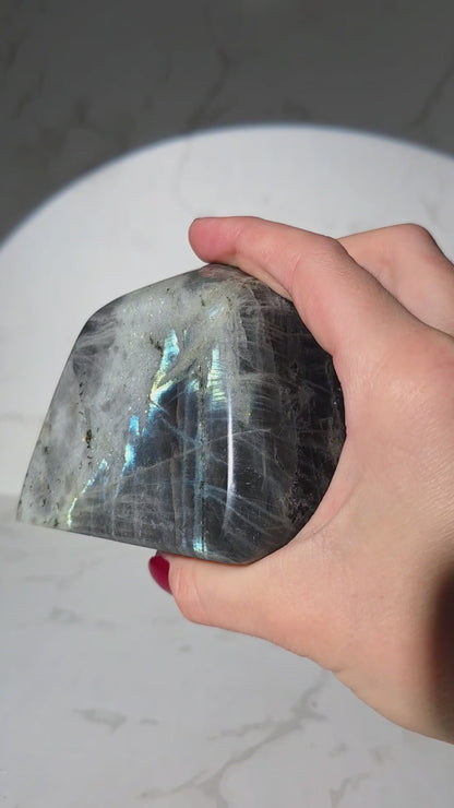 Bunt schillernde Labradorit Freiform