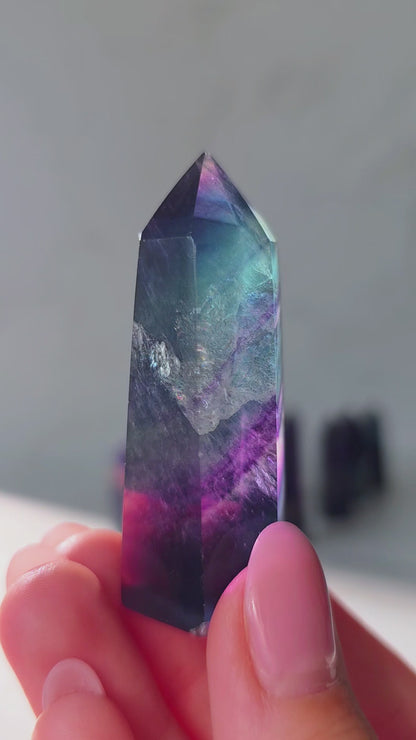 High Quality Regenbogenfluorit Turm – Magie in Blau & Violett