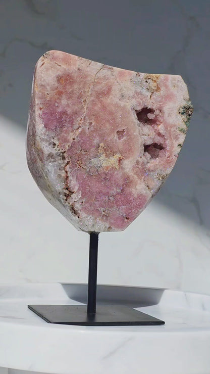 Pink Amethyst Slab auf Ständer aus Brasilien mit Glitzerdrusen