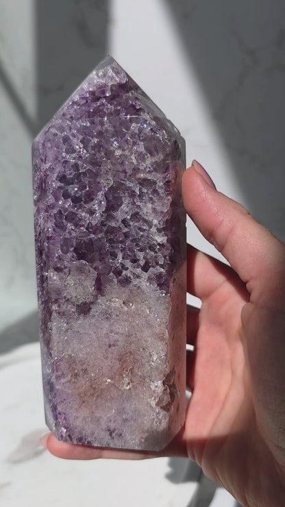 Lila Amethyst Turm mit blauer Achatbänderung