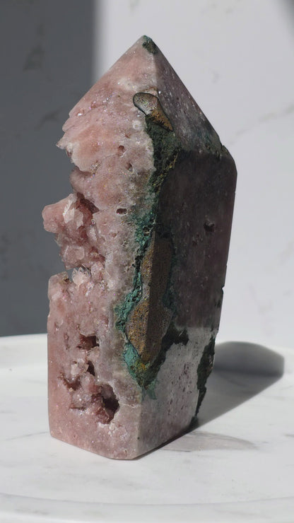 Pink Amethyst Turm mit Glitzerdrusen