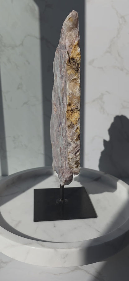 Pink Amethyst Slab auf Ständer mit viel Glitzer und einzigartiger Maserung
