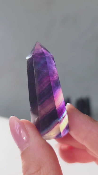 High Quality Regenbogenfluorit Turm – Magie in Blau & Violett