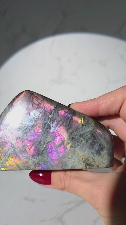 Bunt schillernde Labradorit Freiform