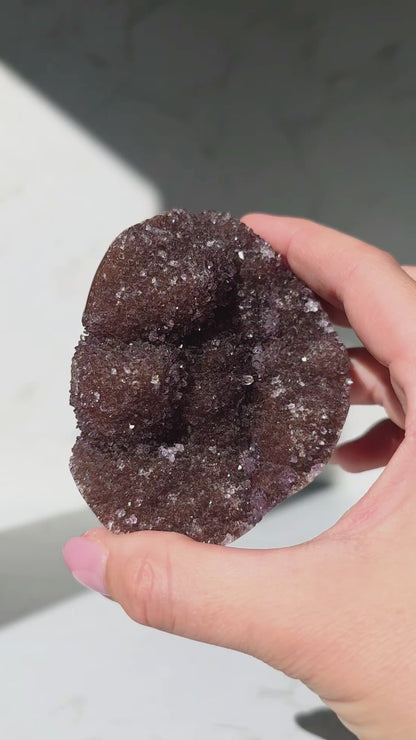 Roter Amethyst Freiform mit Glitzereffekt aus Brasilien