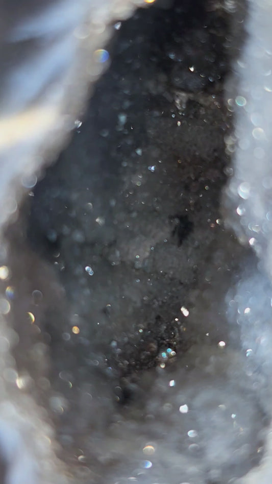 Grau-Schwarze Achat Geode aus Brasilien mit Glitzereffekt