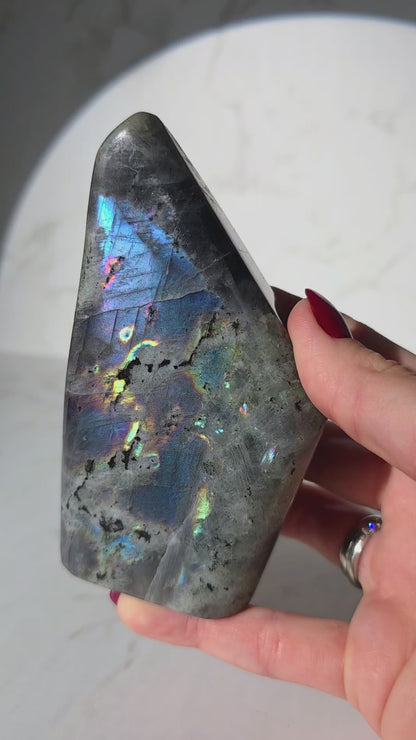 Bunt schillernde Labradorit Freiform