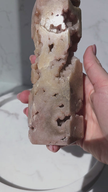 Pink Amethyst Turm mit Glitzerdrusen