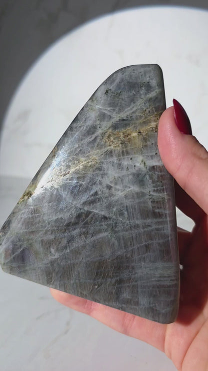 Bunt schillernde Labradorit Freiform