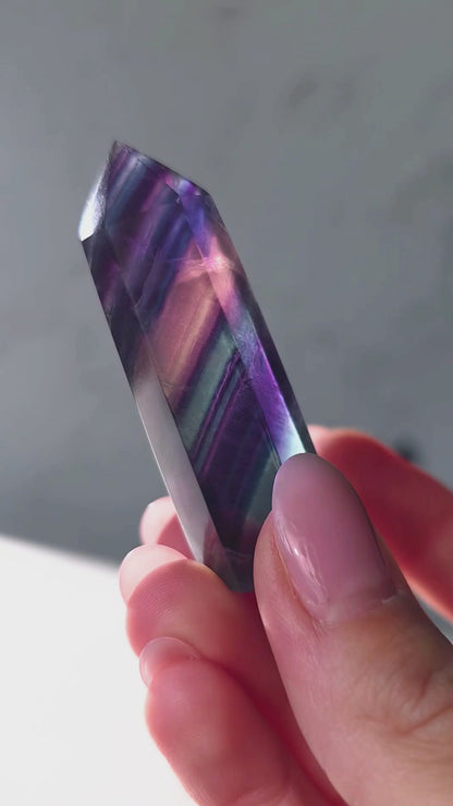 High Quality Regenbogenfluorit Turm – Magie in Blau & Violett