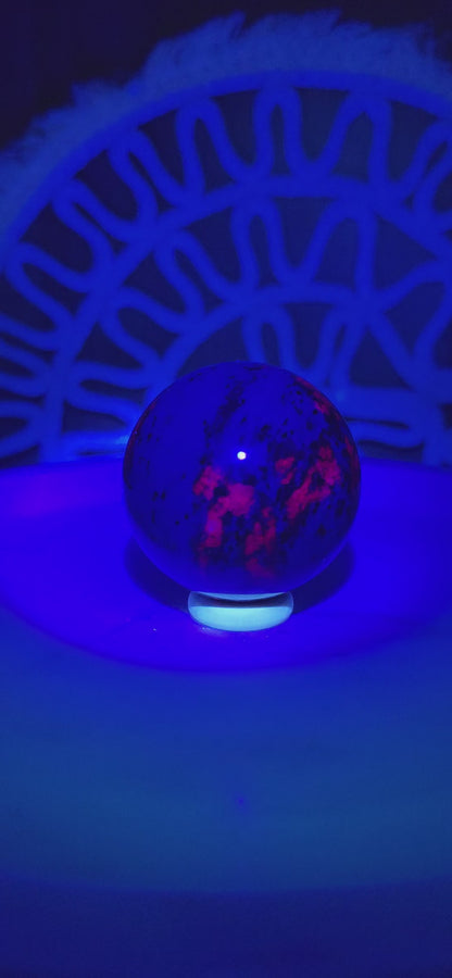 Rubin in Zoisit Kugel (fluorisziert unter UV-Licht)