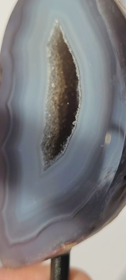 Blaue glitzer Achat Geode auf Ständer