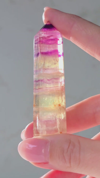 High Quality Regenbogenfluorit Turm mit Feuerquarz