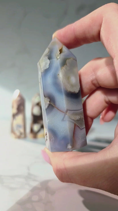 Kirschblütenchalcedon – Seltene Schönheit mit Blütenmagie in Blau & Grau