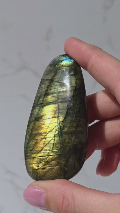 Bunt schillernder Labradorit Scheibenstein