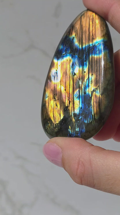 Bunt schillernder Labradorit Scheibenstein