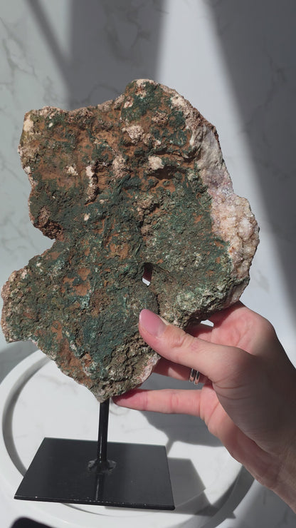 Pink Amethyst Slab auf Ständer mit wunderschöner Maserung