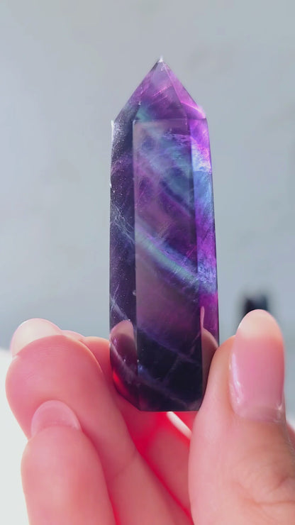 High Quality Regenbogenfluorit Turm – Magie in Blau & Violett