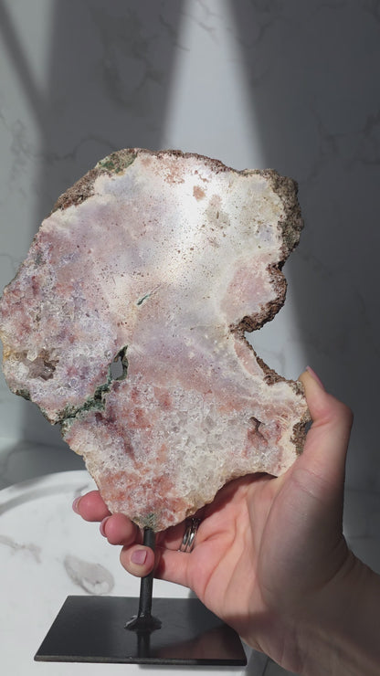 Pink Amethyst Slab auf Ständer mit wunderschöner Maserung