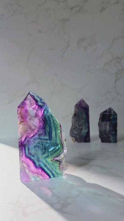 Regenbogenfluorit Turm – Farbmagie & natürliche Schönheit vereint