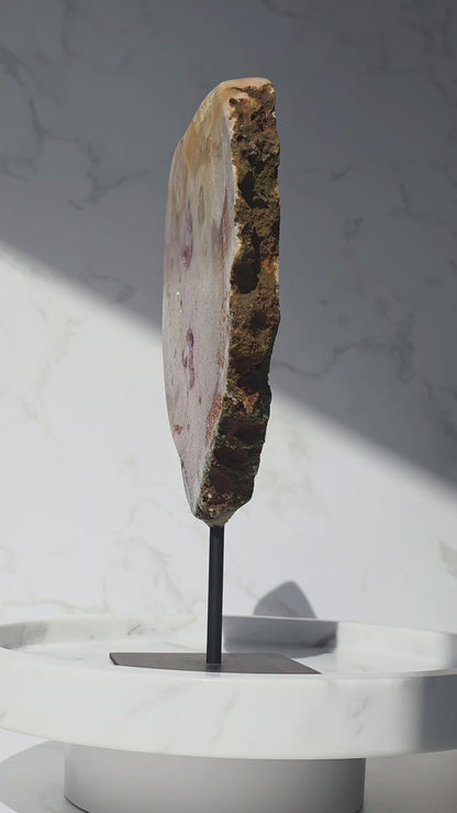 Pink Amethyst Slab auf Ständer aus Brasilien mit Glitzerdrusen