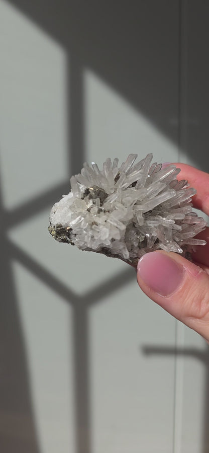 Nadelquarz mit Pyritwürfeln aus Rumänien