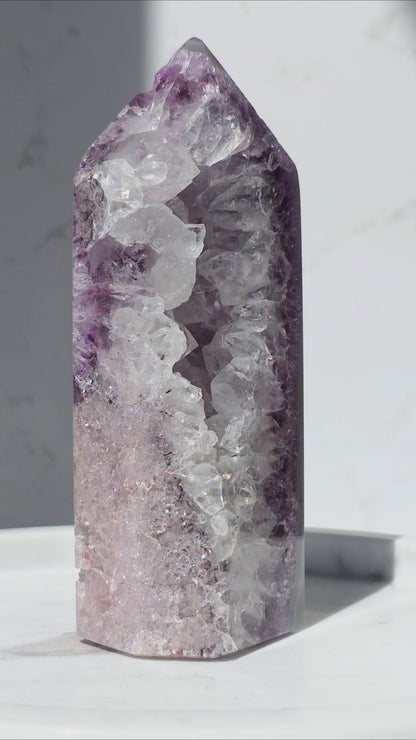 Lila Amethyst Turm mit blauer Achatbänderung