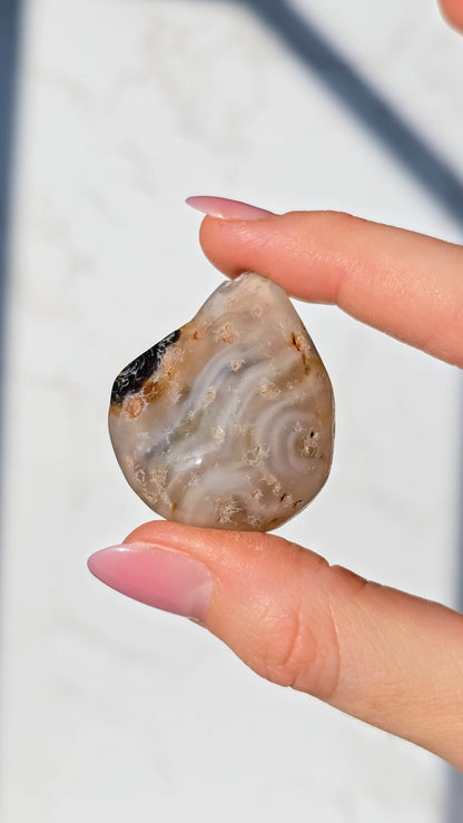 Enhydros (Urwasser eingeschlossen im Wasser-Achat)